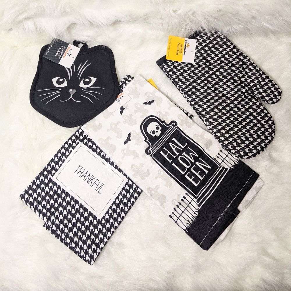 NWT Halloween Kitchen Towels & Potholders